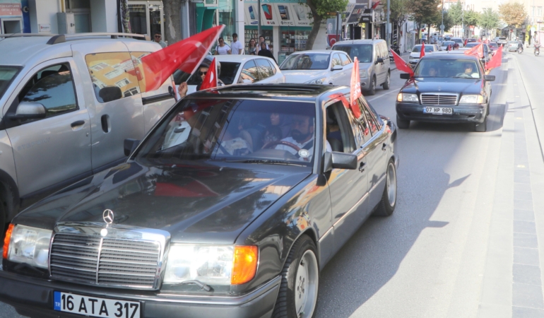 Burdur’da klasik otomobillerden Zafer Bayramı korteji
