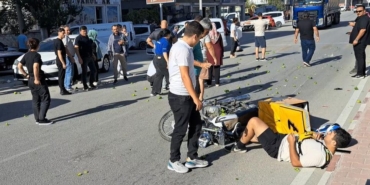 Motosikletlinin yayaya çarptığı kazada 2 yaralı