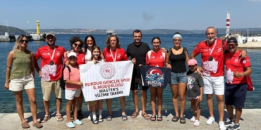 Burdurlu sporcular yüzerek kıtaları birleştirdi