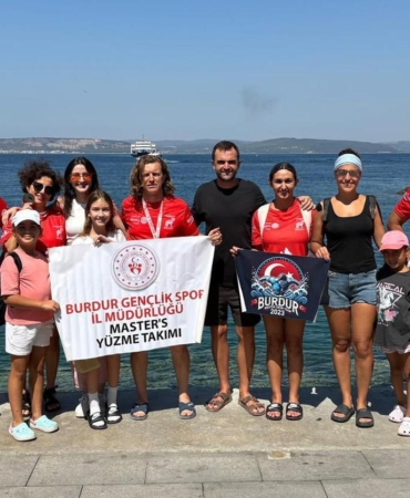 Burdurlu sporcular yüzerek kıtaları birleştirdi