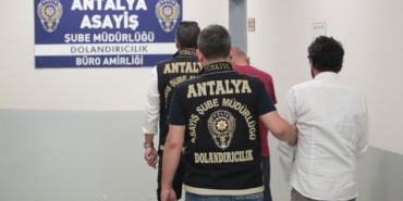 Kuyumcuya sahte altın satıp dolandıran 2 kişi yakalandı