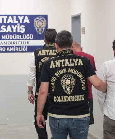 Kuyumcuya sahte altın satıp dolandıran 2 kişi yakalandı