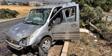 Ağaca çarpan araç takla attı: 2 yaralı
