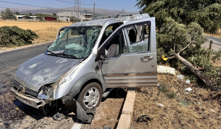 Ağaca çarpan araç takla attı: 2 yaralı