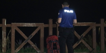 Falezlerden düşen kadının çantası ve terlikleri bulundu