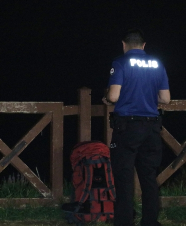 Falezlerden düşen kadının çantası ve terlikleri bulundu