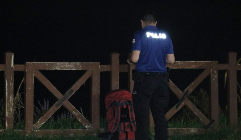 Falezlerden düşen kadının çantası ve terlikleri bulundu