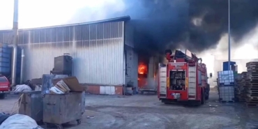 Polyester fabrikasında yangın
