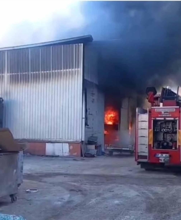 Polyester fabrikasında yangın