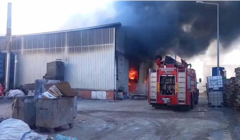 Polyester fabrikasında yangın