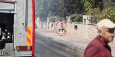 Benzin döküp evi ateşe verdi, oturup yangını izledi