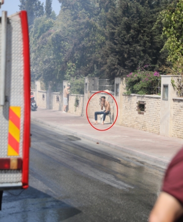 Benzin döküp evi ateşe verdi, oturup yangını izledi