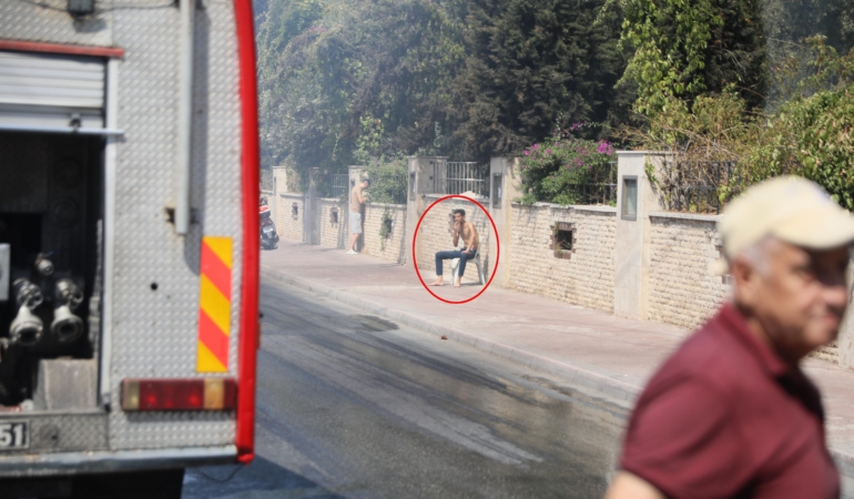 Benzin döküp evi ateşe verdi, oturup yangını izledi