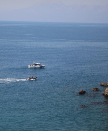 Falezlerden düşen kadının çantası ve terlikleri bulundu (2)