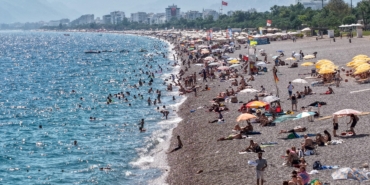 Tatilin son günlerinde Antalya sahilleri doldu