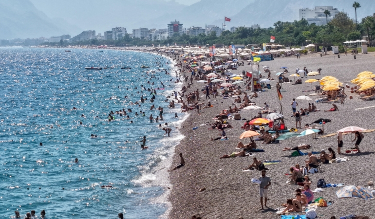 Tatilin son günlerinde Antalya sahilleri doldu