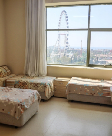 Otel konforunda deniz manzaralı yurt