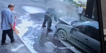 Seyir halindeyken yanan otomobil hasar gördü