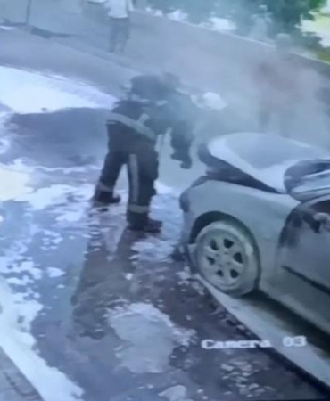 Seyir halindeyken yanan otomobil hasar gördü