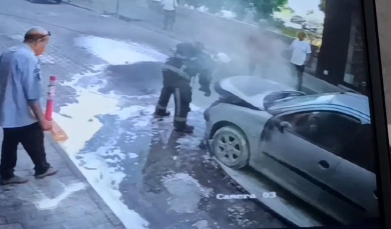 Seyir halindeyken yanan otomobil hasar gördü