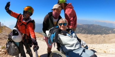 Bedensel engelli turist, 2 bin 365 metreden yamaç paraşütüyle ikili atlayış yaptı