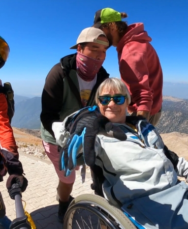 Bedensel engelli turist, 2 bin 365 metreden yamaç paraşütüyle ikili atlayış yaptı