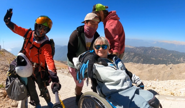 Bedensel engelli turist, 2 bin 365 metreden yamaç paraşütüyle ikili atlayış yaptı