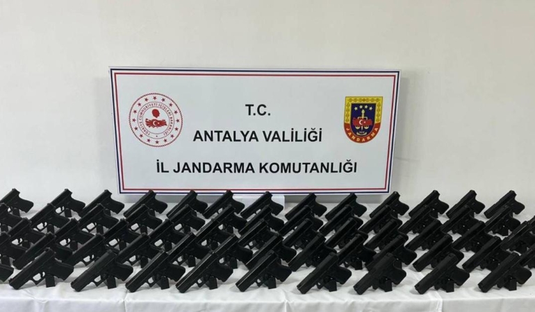 Kepez’de kaçak silah operasyonu: 72 tabanca ele geçirildi