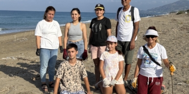 Gönüllüler, yavru kaplumbağaların denizle buluşmasına yardımcı oldu