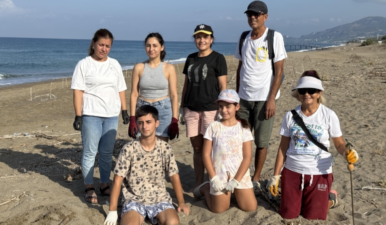 Gönüllüler, yavru kaplumbağaların denizle buluşmasına yardımcı oldu