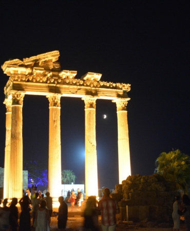 Apollon Tapınağı’nda kanlı ay tutulmasını izlediler