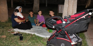 Evini lağım suyu bastı, 4 çocuğuyla sokakta kaldı
