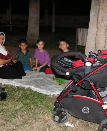 Evini lağım suyu bastı, 4 çocuğuyla sokakta kaldı