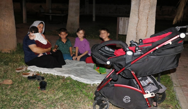 Evini lağım suyu bastı, 4 çocuğuyla sokakta kaldı