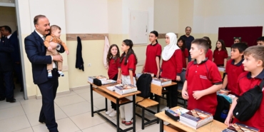 Vali, kucağına aldığı şehidin bebeğiyle sınıfları gezdi
