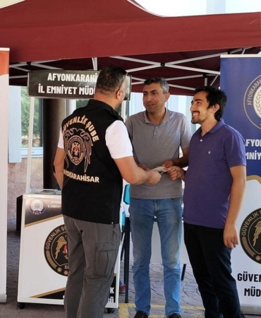 Polisten öğrenciler ve velilerine bilgilendirme