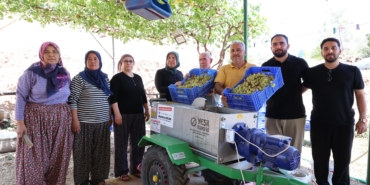 Antalya Büyükşehir’den üzüm sıkma makinesi desteği