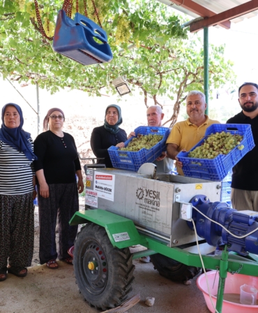 Antalya Büyükşehir’den üzüm sıkma makinesi desteği