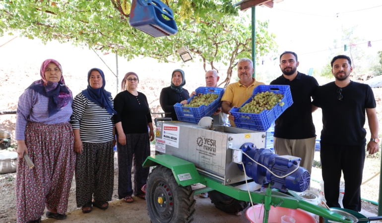 Antalya Büyükşehir’den üzüm sıkma makinesi desteği