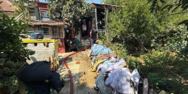 Çöp yakıldığını sandı, evinin yandığını görünce panikle itfaiyeyi aradı Çöp yakıldığını sandı, evinin yandığını görünce panikle itfaiyeyi aradı