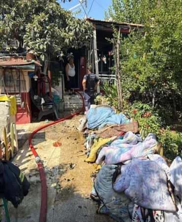 Çöp yakıldığını sandı, evinin yandığını görünce panikle itfaiyeyi aradı