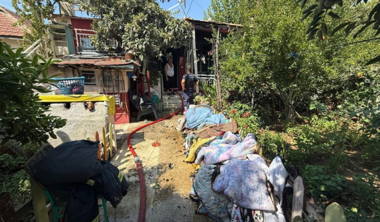 Çöp yakıldığını sandı, evinin yandığını görünce panikle itfaiyeyi aradı