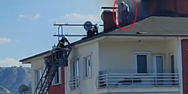 Çatı yangınında mahsur kalan ustayı itfaiye kurtardı