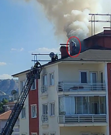 Çatı yangınında mahsur kalan ustayı itfaiye kurtardı