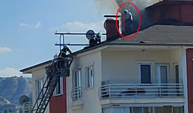 Çatı yangınında mahsur kalan ustayı itfaiye kurtardı