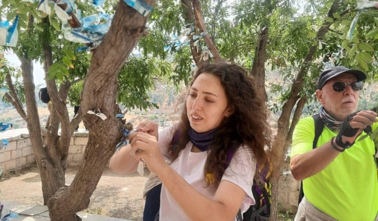 Ağaçlara bağlanan poşet ve bez parçalarını topladılar