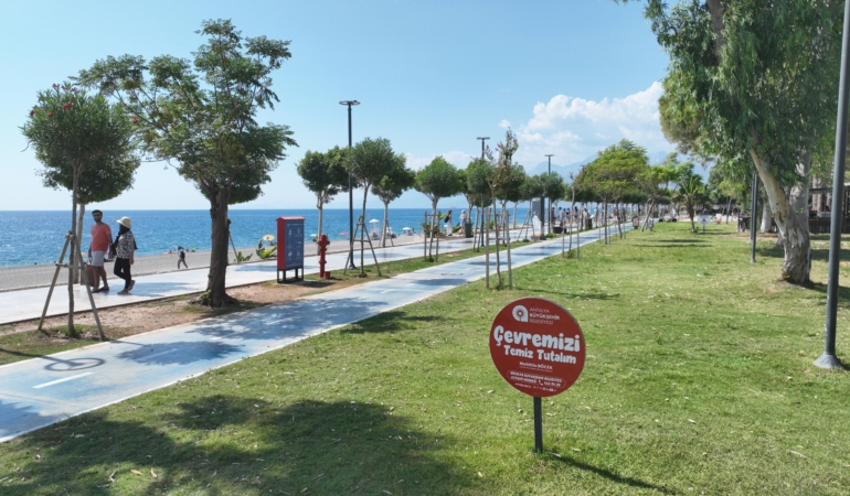 Büyükşehir’den Konyaaltı Sahili’nde temizlik seferberliği