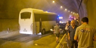Tüneldeki zincirleme kazada 10 kişi yaralandı, trafik 3 saat kilitlendi Tüneldeki zincirleme kazada 10 kişi yaralandı, trafik 3 saat kilitlendi
