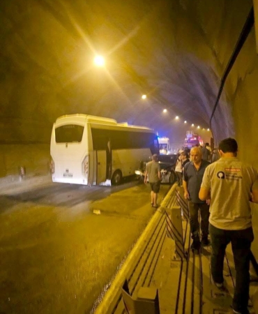 Tüneldeki zincirleme kazada 10 kişi yaralandı, trafik 3 saat kilitlendi