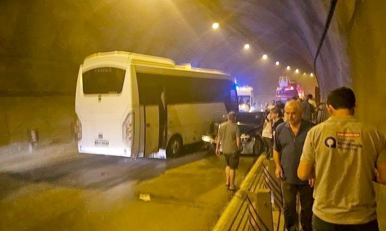 Tüneldeki zincirleme kazada 10 kişi yaralandı, trafik 3 saat kilitlendi